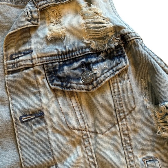 Almost Famous Distressed Denim Vest Size Medium (M) - Picture 5 of 10